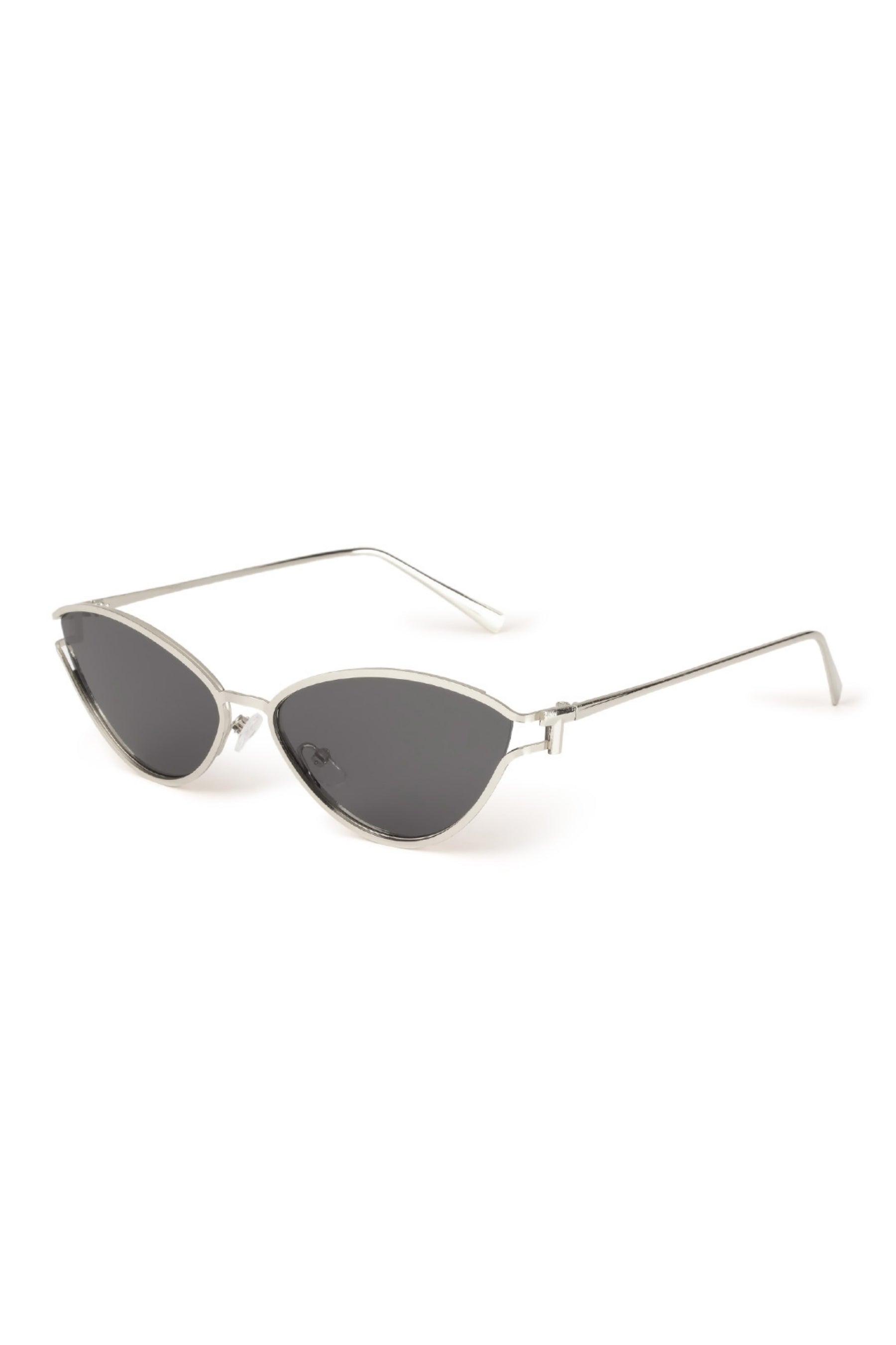 Make a statement in ELARA Cat Eye Sunglasses. Featuring a metallic copper frame, full UV protection, and a sleek cat-eye design for a bold, elevated look that turns heads.